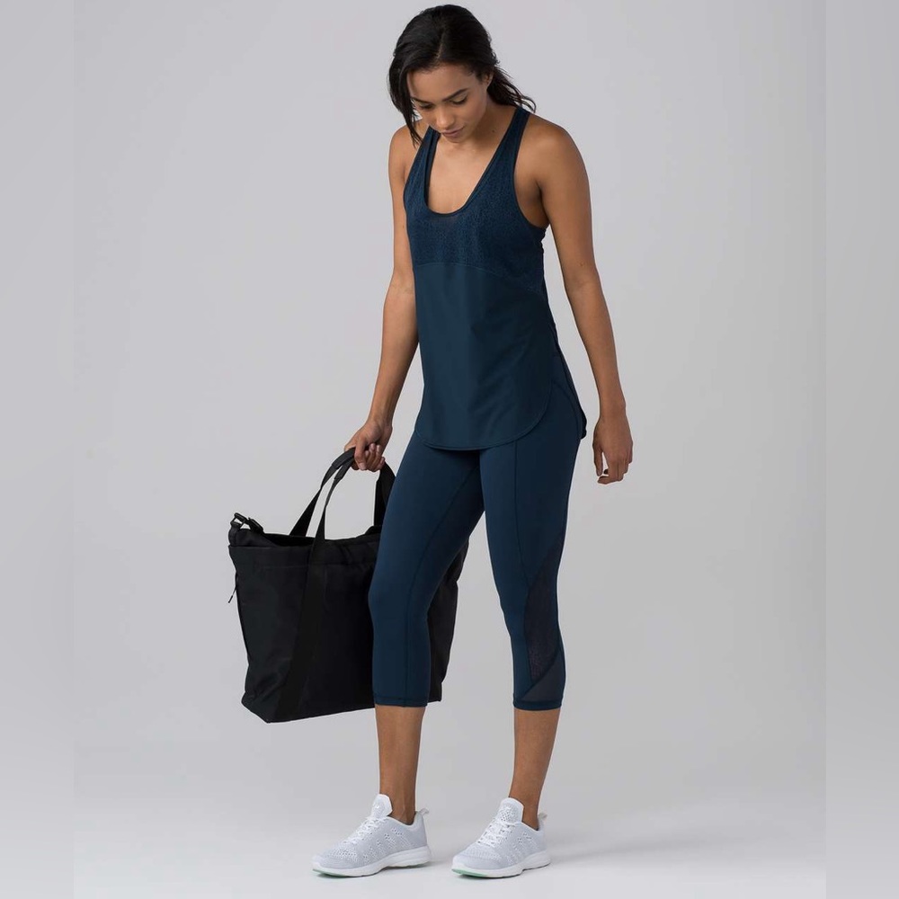 Lululemon Lululemon Twist & Train Tank Top and Crop (19") in Jaded Green Size 6
